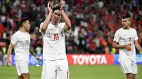 Philip Younghusband menyapa suporter setelah laga kontra China di penyisihan Grup C Piala Asia 2019 di Mohammed bin Zayed Stadium, Abu Dhabi (11/1/2019). (AFP/Khaled Desouki)