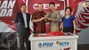 Sutanto Hartono memberikan kenang-kenangan kepada Wakil Ketua PSSI, La Nyalla Mattalitti saat penandatangan kerjasama di Senayan, Jakarta (Liputan6.com/Helmi Fithriansyah)