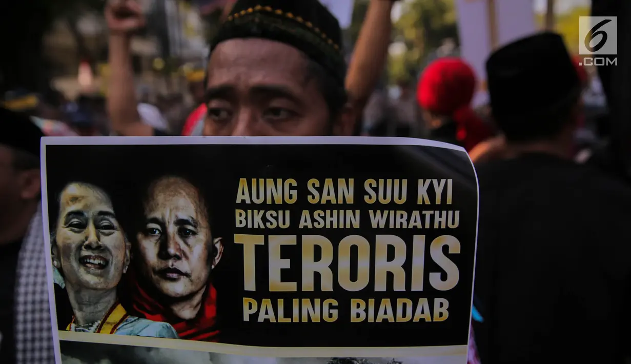 Massa membawa poster dalam aksi bela Rohingya bersama Bang Japar atau Barisan Jawara dan Pengacara di depan Kedutaan Besar Myanmar, Jakarta, Jumat (8/9). Aksi ini dalam rangka solidaritas terhadap muslim Rohingya. (Liputan6.com/Faizal Fanani)