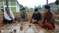 Pengasuh Pesantren Al Hasani Jatimalang, Asyhari Muhammad Alhasani alias Gus Hari, bersama sejumlah santrinya. (Foto: Liputan6.com/Istimewa/Muhamad Ridlo)