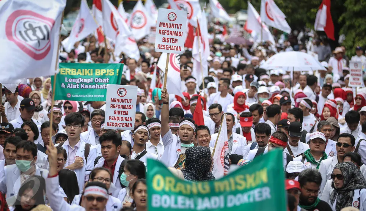 Ratusan dokter yang tergabung dalam Ikatan Dokter Indonesia (IDI) melakukan aksi unjuk rasa di Ibu Kota hari ini, Senin (24/10). Demo itu untuk menuntut pemerintah agar membatalkan Program Dokter Layanan Primer (DLP). (Liputan6.com/Faizal Fanani)