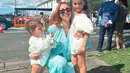 Aktor Libanon Daniella Rahme bersama kedua anaknya tampil serasi dalam warna hijau mint dan putih. (Foto: Instagram @daniellarahme)