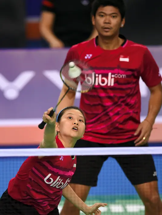 Ganda campuran Indonesia, Praveen Jordan/Debby Susanto mengembalikan bola ke arah ganda China Wang Yilyu/Huang Dongping pada final Korea Terbuka 2017, Minggu (17/9). Praveen/Debby mengalahkan ganda China dengan skor  21-17, 21-18. (JUNG Yeon-Je / AFP)