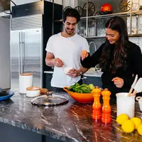 Memasak bersama bisa menjadi aktivitas yang seru dan romantis. Foto: Jason Briscoe on Unsplash