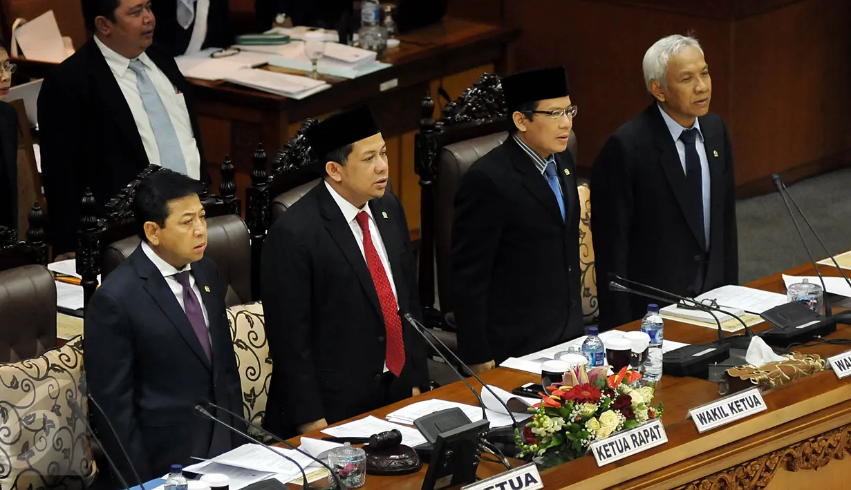 Ki-Ka : Ketua DPR Setya Novanto, Wakil Ketua DPR Fahri Hamzah, Taufik Kurniawan dan Agus Hermanto saat mengikuti sidang paripurna, Jakarta,  Senin (5/10/2015). Sebanyak 10.154 temuan BPK memuat 15.434 permasalahan. (Liputan6.com/JohanTallo)