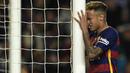 Penyerang Barcelona, Neymar, tampak kecewa usai takluk dari Valencia pada laga La Liga Spanyol di Stadion Camp Nou, Barcelona, Minggu (17/4/2016). Barca kini harus kembali fokus menghadapi lima laga sisa pada musim ini. (AFP/Lluis Gene)