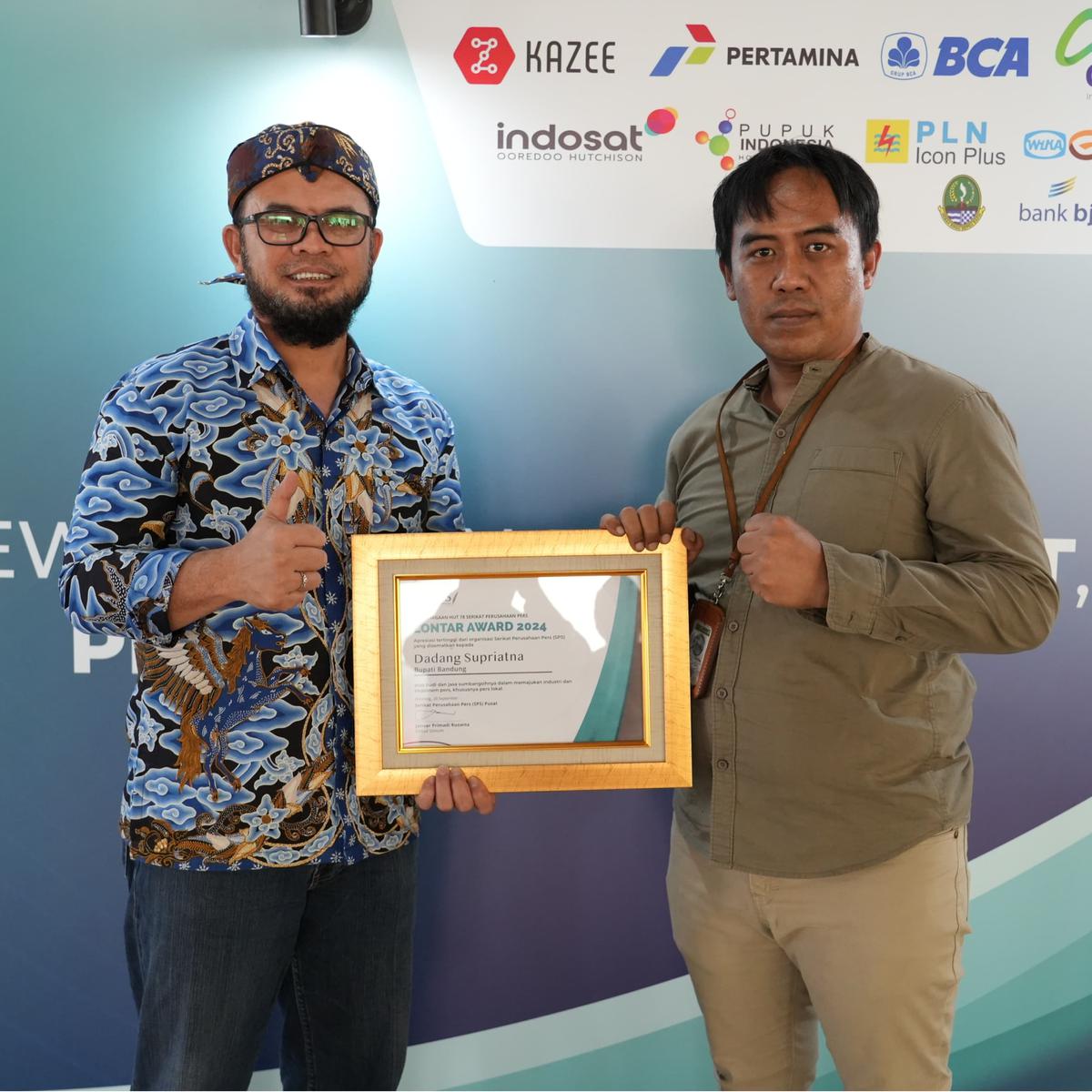 Bupati Bandung Dadang Supriatna yang Diwakili oleh Kadiskominfo Yosep Nugraha Menerima Penghargaan Lontar Award