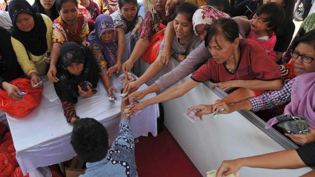 Warga antre berebut sembako murah di Pasar Rakyat