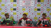 Pebalap Astra Honda Racing Team (AHRT) Indonesia, Dimas Ekky Pratama, mempersembahkan kemenangan balapan pertama ARRC untuk rekan setimnya, Irfan Ardiansyah. (Bola.com/Zulfirdaus Harahap)