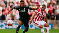 Pemain Liverpool, Joe Gomez melewati hadangan pemain Stoke, Jonathan Walters pada laga Liga Premier Inggris di Britannia Stadium, Inggris, Minggu (9/8/2015). Stoke kalah 0-1 dari Liverpool. (Action Images via Reuters/Jason Cairnduff) 