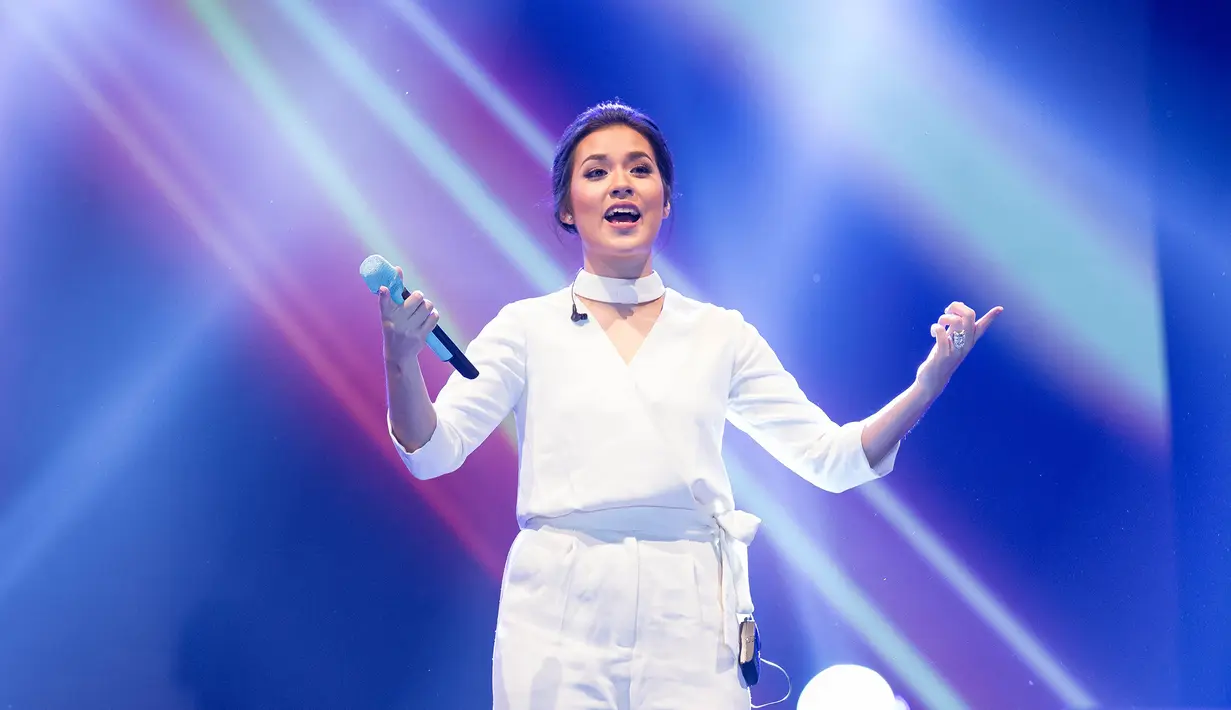 Mengenakan celana putih dan atasan putih, Raisa beberapa kali mengajak penonton untuk ikut bernyanyi bersama. (Dezmond Manullang/Bintang.com)