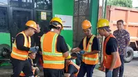 DLH  DKI Jakarta bekerjasama dengan PT Kencana Maju Bersama melakukan pelatihan pembuatan rak sampah dari baja ringan di Komplek Perkantoran Rawa Kerbau, Rawasari Selatan, Jakarta Pusat. (Istimewa)