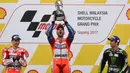 Pebalap Ducati, Andrea Dovizioso, melakukan selebrasi usai menjuarai balapan MotoGP Malaysia di Sirkuit Sepang, Minggu (29/10/2017). Dovizioso finis pertama dengan catatan waktu 44 menit 51,497 detik. (AFP/Mohd Rasfan)