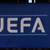 Bendera UEFA dipajang di tribun saat penonton menunggu dimulainya pertandingan sepak bola Grup A UEFA Euro 2024 antara Skotlandia dan Swiss di Stadion Cologne di Cologne pada 19 Juni 2024. (Kirill KUDRYAVTSEV/AFP)
