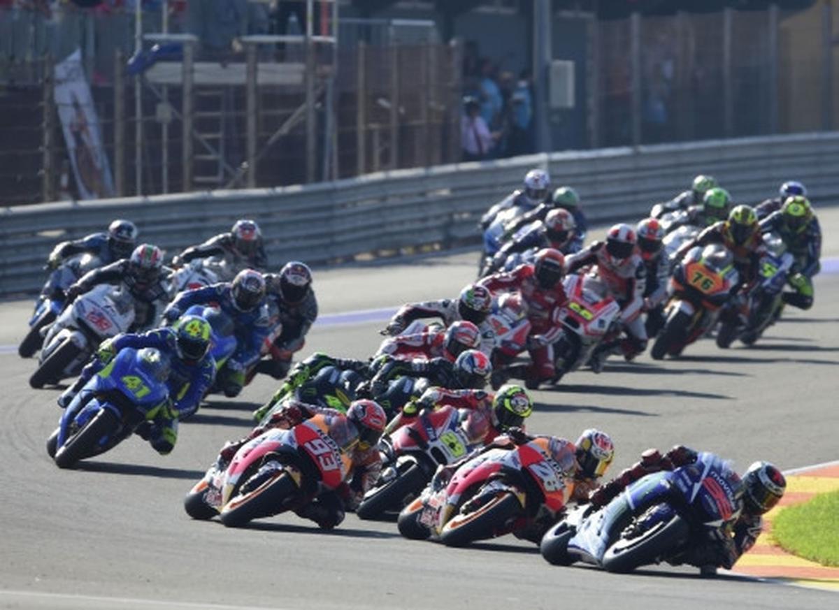 Lorenzo angkat trofi juara dunia MotoGP 2015