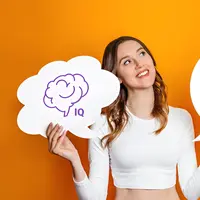 Seorang perempuan menengok ke samping sambil memegang tulisan IQ dan EQ (Foto Dok: Freepik/eva058929).