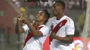 Pemain Peru, Christian Cueva (kiri) merayakan gol ke gawang Skotlandia bersama rekannya, Andre Carrillo pada laga uji coba di Lima, Peru, (29/5/2018). Peru menang 2-0. (AP/Martin Mejia)