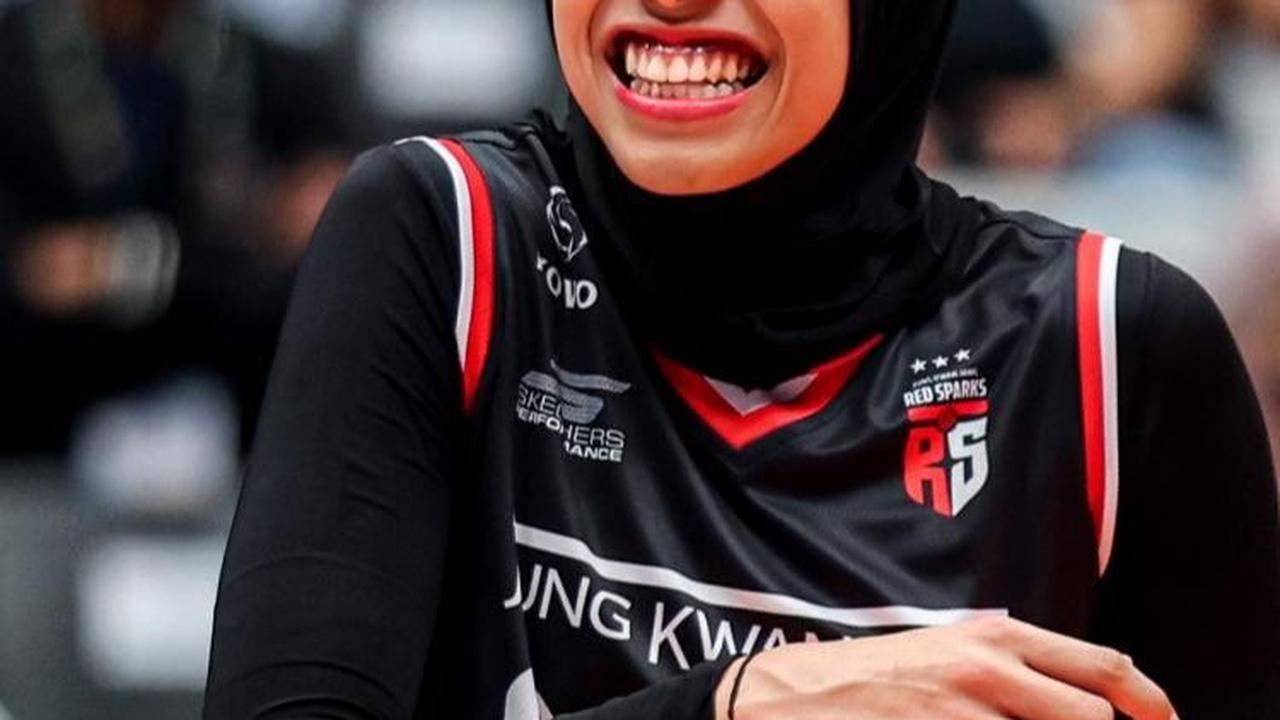 Pemain Red Sparks, Megawati Hangestri tersenyum saat menghadapi tim putri Indonesia All Star pada laga ekshibisi bola voli fun volleyball di Indonesia Arena, Senayan, Jakarta, Sabtu (20/4/2024). (Bola.com/Bagaskara Lazuardi)