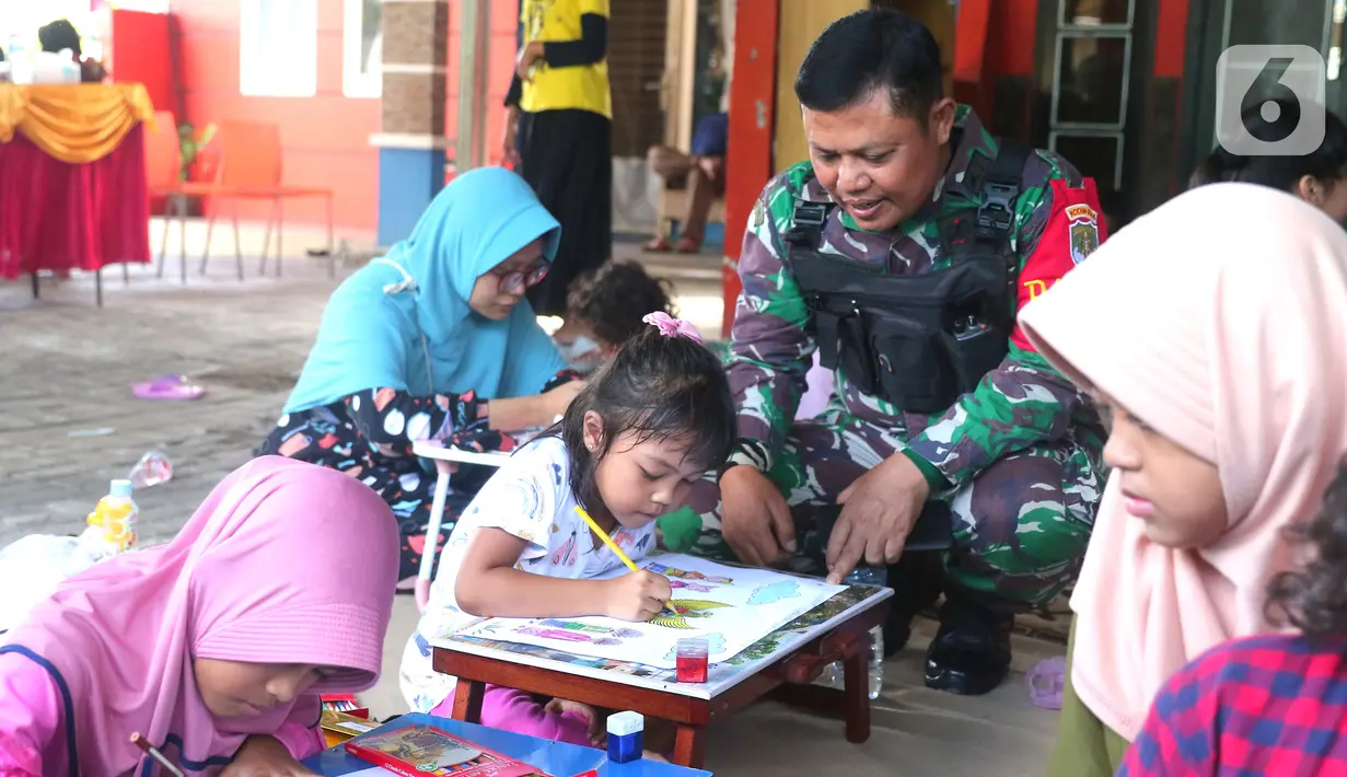 Anak-anak mengikuti lomba mewarnai burung garuda di Kampung Tematik Kampung Teras Pancasila, Karang Tengah, Tangerang, Banten, Rabu (1/6/2022). Kegiatan tersebut dilaksanakan dalam rangka memperingati hari lahirnya Pancasila bertujuan untuk memberikan wawasan dan pengetahuan tentang nilai-nilai Pancasila sejak dini. (Liputan6.com/Angga Yuniar)