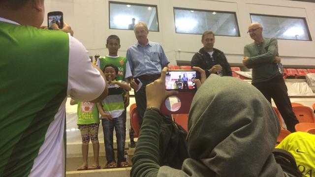 Alfred Riedl, dengan ramah melayani permintaan foto bareng masyarakat saat dirinya menyaksikan duel PS TNI Vs Barito Putera, Jumat (22/7/2016). (Bola.com/Ario Yosia)