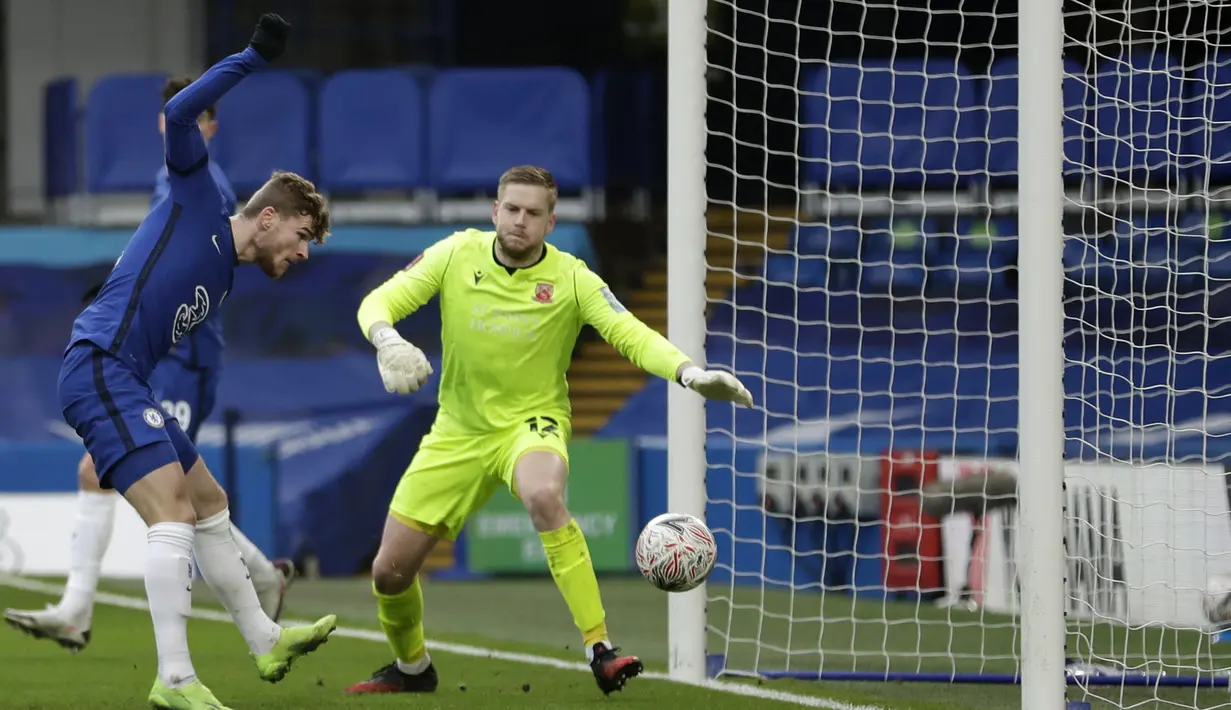 Penyerang Chelsea, Timo Werner mencetak gol kedua untuk timnya ke gawang  tim divisi empat Morecambe pada babak ketiga Piala FA 2020/21 di Stamford Bridge, Minggu (10/1/2021). Chelsea menggasak Morecambe dengan skor telak 4-0. (AP Photo/Matt Dunham)