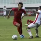 Striker Timnas Indonesia U-22, Muhammad Rafli, berusaha melewati pemain Timnas Iran U-23 pada laga uji coba internasional di Stadion Pakansari, Bogor, Sabtu (16/11). Indonesia menang 2-1 atas Iran. (Bola.com/Yoppy Renato)