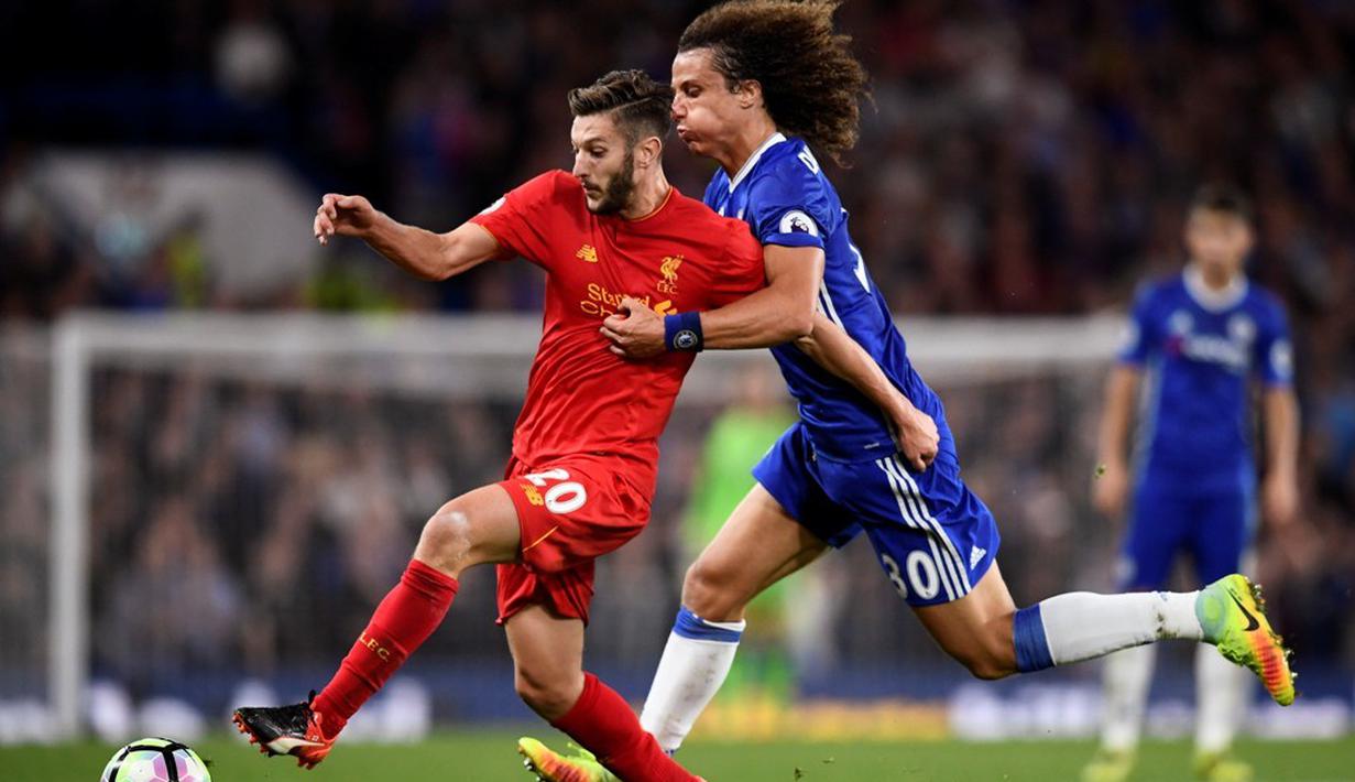 Pemain Chelsea, David Luiz (kanan), berusaha menghentikan pergerakan pemain Liverpool, Adam Lallana, pada laga Premier League di Stamford Bridge, London, Sabtu (17/9/2016) dini hari WIB. (Reuters/Dylan Martinez)