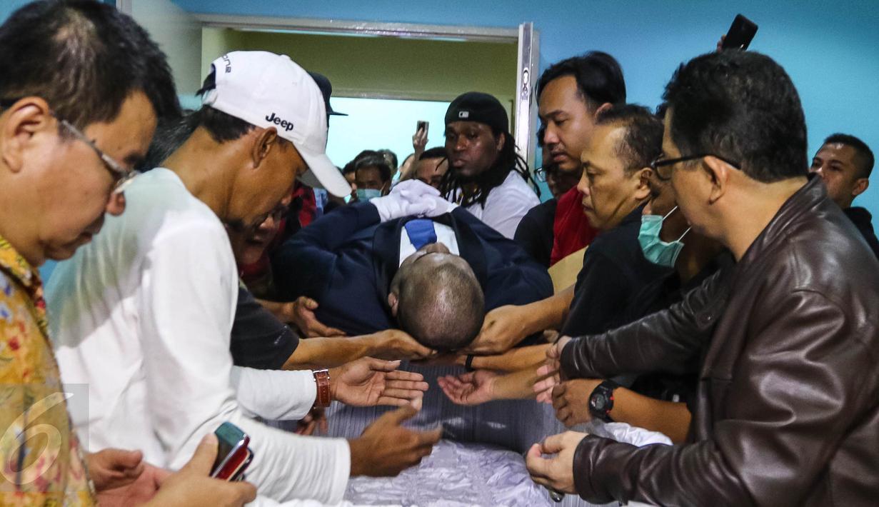 Jenazah Penyanyi Mike Mohede saat akan dimasukkan ke dalam peti di RS Premiere Bintaro, Tangerang Selatan, Minggu (31/7). Mike Mohede meninggal dunia di usia 32 tahun karena serangan jantung. (Liputan6.com/Fery Pradolo)
