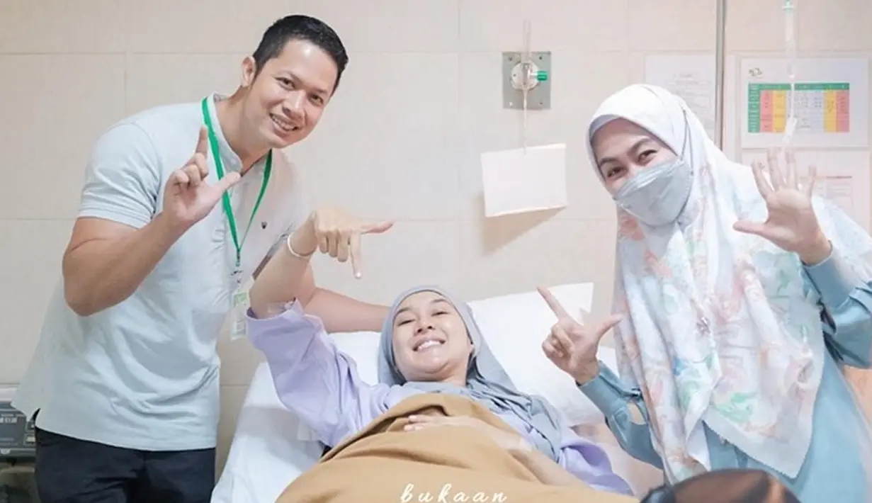 Makin bahagia usai melahirkan, Kevin Lilliana sudah bisa berfoto sambil berpose usai melahirkan. Resmi jadi ibu anak, kebahagiaan yang terpancar di wajah Kevin Lilliana terlihat sangat berbeda. Tampil dengan wajah polosnya, tak mengurangi pesona artis kelahiran 5 Januari 1996. Melahirkan anak kedua di RSIA Tambak, sebelumnya saat melahirkan anak pertamanya juga di rumah sakit yang sama. (Liputan6.com/IG/kevinlln)