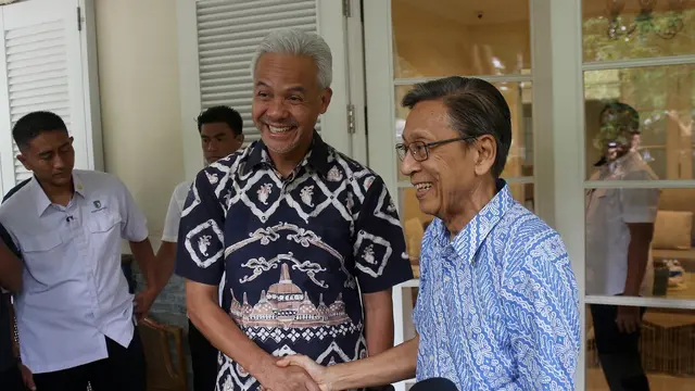 Calon presiden Ganjar Pranowo bertemu dengan Wakil Presiden ke-11 RI Boediono di kediamannya di Jalan Jambu nomor 11, Menteng, Jakarta Pusat, Jumat (24/11/2023).