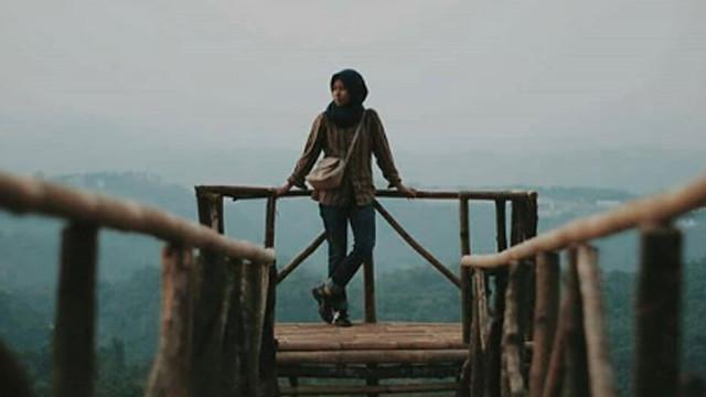 Nikmati Hamparan Perbukitan Hijau dan Spot Foto Menawan di Bukit Katumbiri