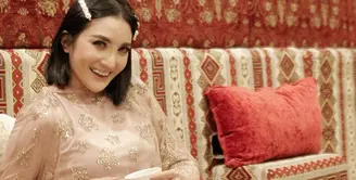 Soal penampilan, Kiki Amalia juga salah satu juaranya. Ia salah satu perempuan yang senang berbusana dengan memperlihatkan bentuk tubuhnya yang cantik. Namun sekarang ternyata sudah berubah. Ia mulai berbusana yang lebih tertutup. (Instagram/kikiamaliaworld)