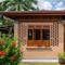 Rumah Kampung dengan Dinding Roster Kombinasi Kayu/Gemini AI