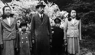 Kaisar Hirohito (tengah) berfoto bersama Putra Mahkota Akihito (dua kanan) dan saudara perempuannya Putri Shigeko dari Teru, Putri Atsuko dari Yori, dan Putri Kazuko dari Taka, foto ini diduga diambil pada tahun akhir 30-an atau awal 40-an. (AFP)