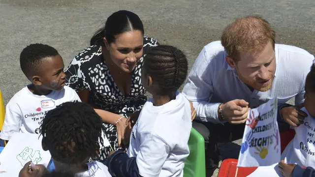 Meghan Markle dan Pangeran Harry dalam lawatan ke Afrika  (Courtney Africa / Africa News Agency via AP, Pool)