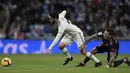 Gelandang Real Madrid, Isco, ditarik kakinya oleh striker Valencia, Santi Mina, pada laga La Liga di Stadion Santiago Bernabeu, Madrid, Sabtu (1/12). Madrid menang 2-0 atas Valencia. (AFP/Oscar Del Pozo)