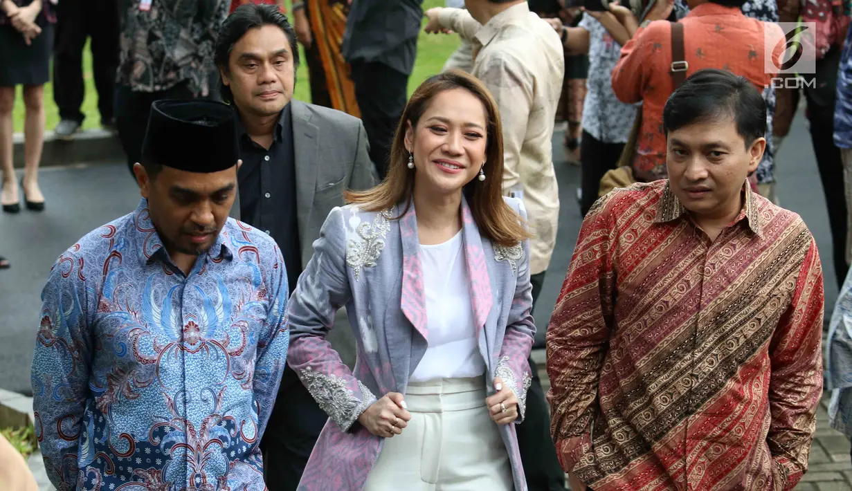 Penyanyi Bunga Citra Lestari (tengah) bersama Glenn Fredly (kiri) dan Yovie Widianto (kanan) menemui Presiden Jokowi di Istana Merdeka, Jakarta, Kamis (22/3). Para musisi diimbau memajukan industri musik Tanah Air. (Liputan6.com/Angga Yuniar)