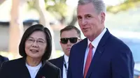 Presiden Taiwan Tsai Ing-wen dan Ketua DPR Amerika Serikat Kevin McCarthy saat bertemu di California pada (5/4/2023). (Dok. AFP)