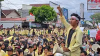 Ribuan mahasiswa yang terdiri dari berbagai perguruan tinggi negeri dan swasta di provinsi ini menggeruduk kantor DPRD Sumatera Barat, Rabu (7/9/2022). Kehadiran mereka di gedung wakil rakyat untuk menolak kenaikan harga BBM. (Liputan6.com/ Novia Harlina)