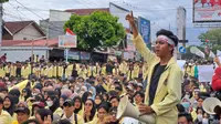 Tolak Kenaikan Harga BBM, Ribuan Mahasiswa Geruduk Kantor DPRD Sumbar