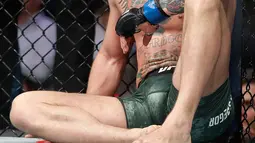 Conor McGregor setelah dikalahkan Khabib Nurmago dalam pertarungan UFC 229 di Las Vegas, AS (6/10). Nurmagomedov menang atas McGregor di ronde keempat. (AP Photo/John Locher)
