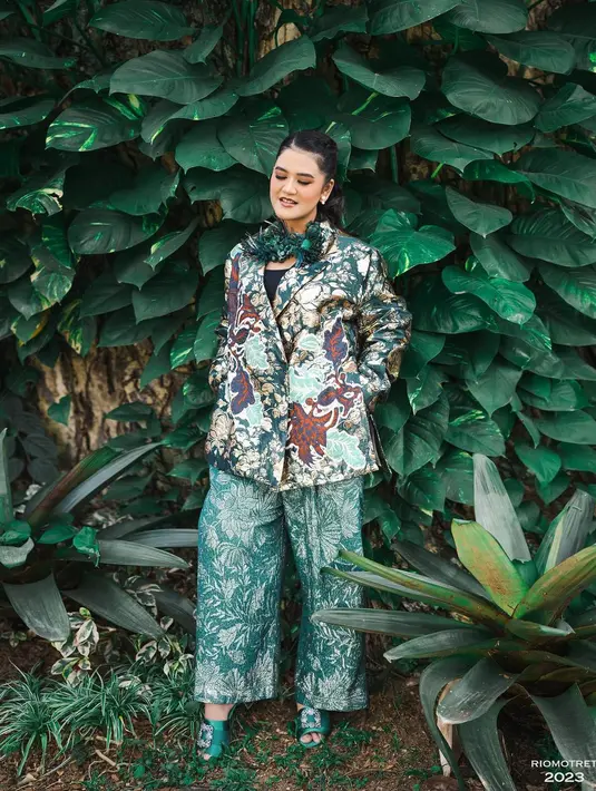Kembali megenakan busana rancangan Biyan, Kahiyang tampil elegan luar biasa. Terdiri dari atasan oversized blazer bermotif floral dengan celana panjang yang serasi, Kahiyang pancarkan aura perempuan Jawa yang anggun. Foto: Instagram.