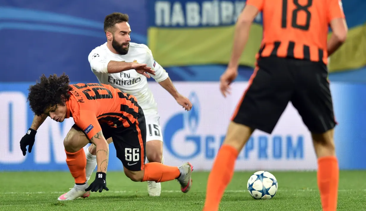 Pemain Shakhtar Donetsk, Marcio Azevedo (kiri), berebut bola dengan pemain Real Madrid, Daniel Carvajal, dalam laga Grup A Liga Champions di Stadion Lviv Arena, Lviv, Ukraina, Kamis (26/11/2015) dini hari WIB. (AFP Photo/Sergei Supinsky)