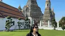 Dalam salah satu momen, Davina tampil santai namun tetap modis dengan cardigan berlist putih yang dipadukan dengan crop top simpel dan long pants hitam. Gaya ini terlihat nyaman untuk berjalan-jalan, namun tetap memberi kesan elegan. [@davinaakaramoy].