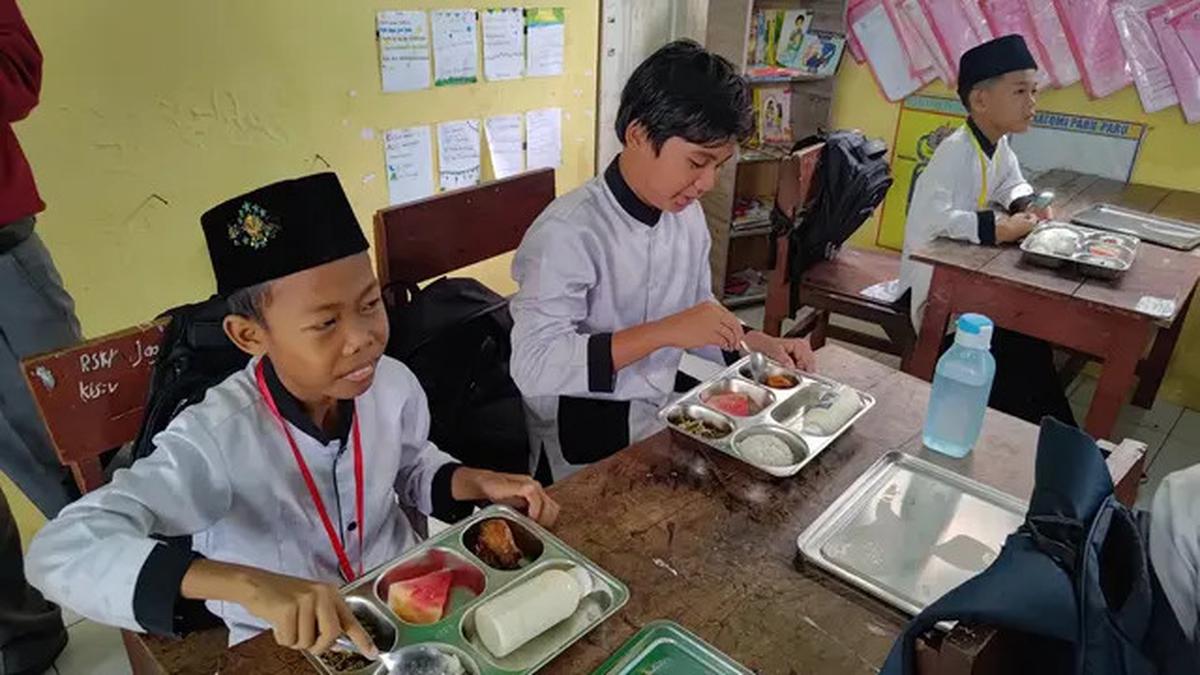 Menu Makan Bergizi Gratis di Kalimantan Barat Ayam Teriyaki hingga Telur Orak-arik, Siswa Nilai Bintang Lima