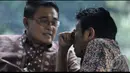 Mahfud Suroso tampak berdiskusi dengan seorang kawan saat di lobi KPK, Jakarta, Jumat (8/8/2014) (Liputan6.com/Miftahul Hayat)
