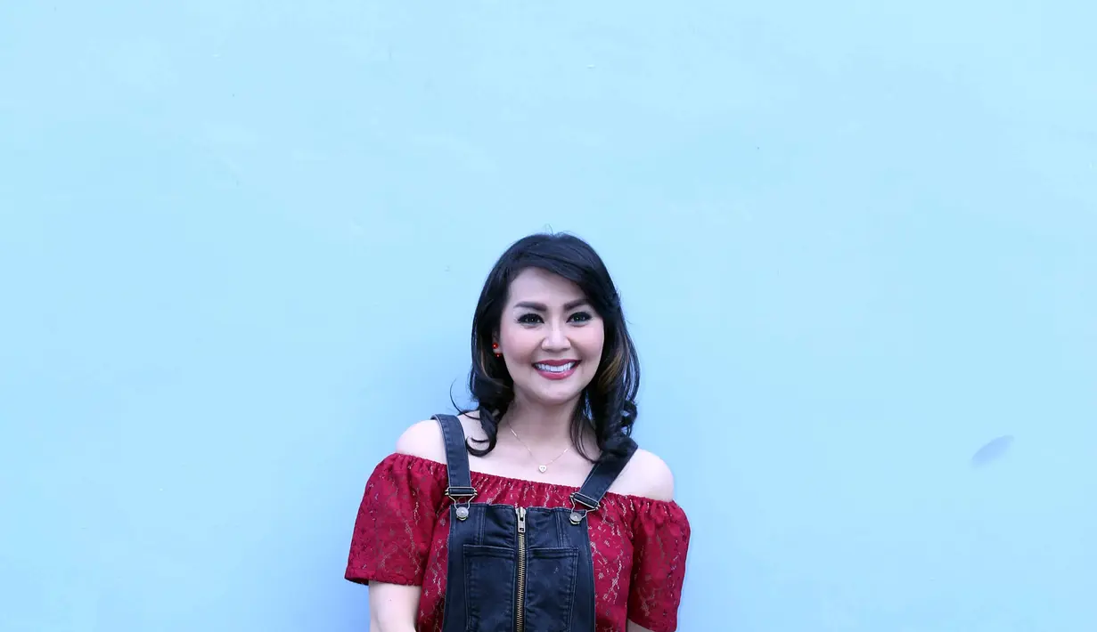 Sekitar dua tahun Tessa Kaunang resmi menyandang status janda. Sejak resmi cerai dengan Sandy Tumiwa, hingga kini Tessa belum lagi terlihat memiliki pendamping. (Nurwahyunan/Bintang.com)