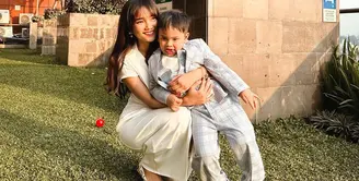 Fuji baru saja mengunggah beberapa potret terbarunya, berpose bersama Gala, sang keponakan. [Foto: Instagram/fuji_an]