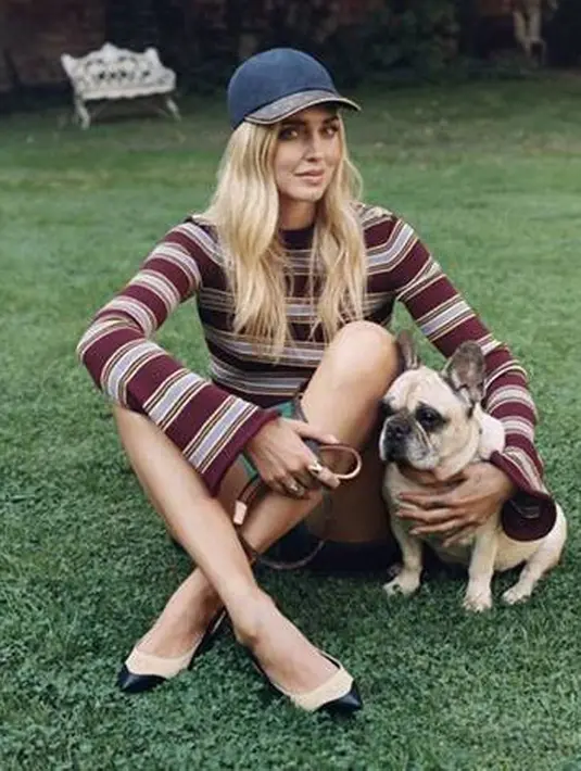 Ia hadir dalam lima variasi warna satin, mulai dari putih, pink, biru, krem, dan hijau. Variasi keenam yang tak lekang oleh waktu tersedia dalam kombinasi warna satin hitam dan kanvas monogram.