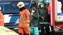 Petugas satuan dekontaminasi saat tiba di Masjid Agung Brussels, Belgia, setelah ditemukan paket berisikan serbuk putih yang dikhawatirkan Anthrax, Kamis (26/11). Petugas juga mengevakuasi 11 orang didekontaminasi. (AFP PHOTO/EMMANUEL Dunand)